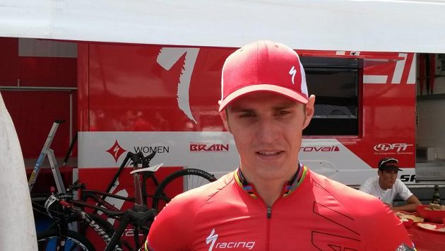 Jaroslav Kulhavý před zázemím týmu Specialized Racing. Jaroslav Kulhavý před zázemím týmu Specialized Racing.