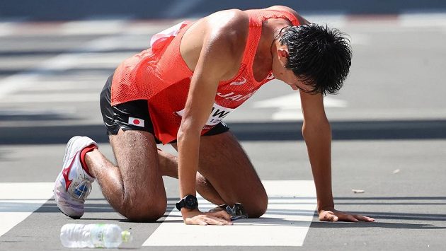 Vyčerpaný Japonec Masatora Kawano během olympijského závodu. Vyčerpaný Japonec Masatora Kawano během olympijského závodu.