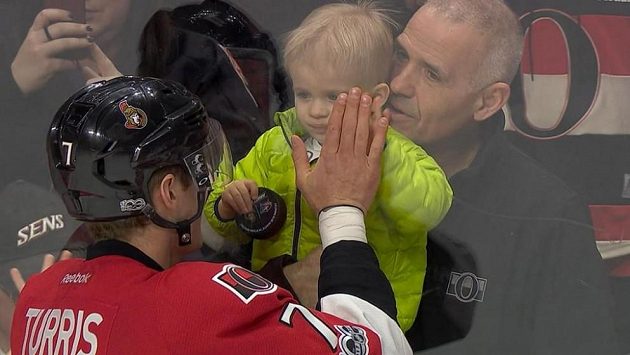 Kyle Turris a jeho syn Beckett před zápasem s Columbusem. Kyle Turris a jeho syn Beckett před zápasem s Columbusem.