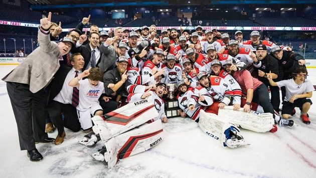 Hokejisté Charlotte Checkers slaví zisk Calder Cupu. Hokejisté Charlotte Checkers slaví zisk Calder Cupu.