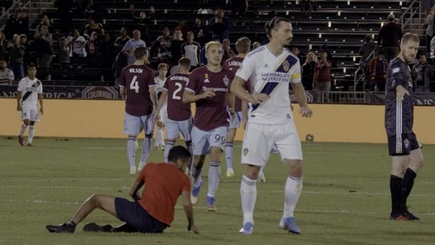 Zlatan Ibrahimovic kráčí do kabin po závěrečném hvizdu utkáni MLS mezi Los Angeles Galaxy a Colorado Rapids. Zlatan Ibrahimovic kráčí do kabin po závěrečném hvizdu utkáni MLS mezi Los Angeles Galaxy a Colorado Rapids.