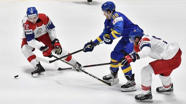 Boj o puk. Zleva Filip Chytil, William Nylander ze Švédska a Jakub Voráček. Boj o puk. Zleva Filip Chytil, William Nylander ze Švédska a Jakub Voráček.