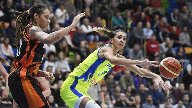 Zprava Marija Režanová z USK Praha a Brittney Grinerová z Jekatěrinburgu. Zprava Marija Režanová z USK Praha a Brittney Grinerová z Jekatěrinburgu.