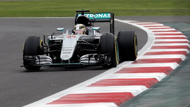 Brit Lewis Hamilton během tréninku před Velkou cenou Mexika. Brit Lewis Hamilton během tréninku před Velkou cenou Mexika.