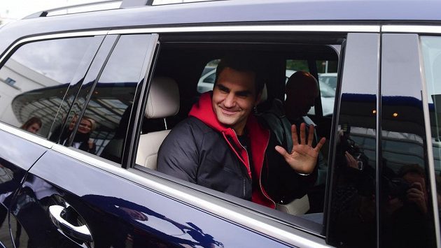 Švýcarský tenista Roger Federer zdraví fanoušky po příletu na pražské letiště. Švýcarský tenista Roger Federer zdraví fanoušky po příletu na pražské letiště.