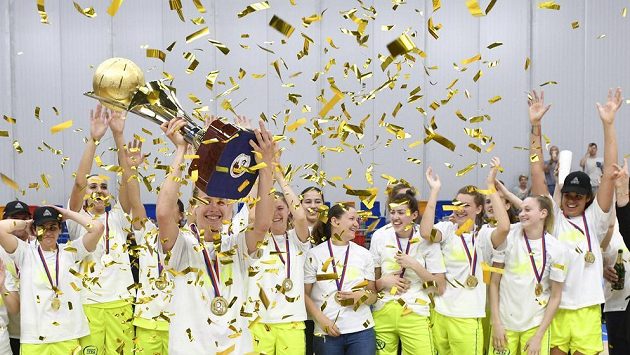 Hráčky USK Praha s trofejí pro vítězky ligy. Hráčky USK Praha s trofejí pro vítězky ligy.