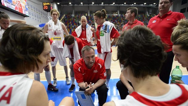 Trenér české basketbalové reprezentace Lubor Blažek udílí pokyny svým svěřenkyním v zápase s Běloruskem. Trenér české basketbalové reprezentace Lubor Blažek udílí pokyny svým svěřenkyním v zápase s Běloruskem.
