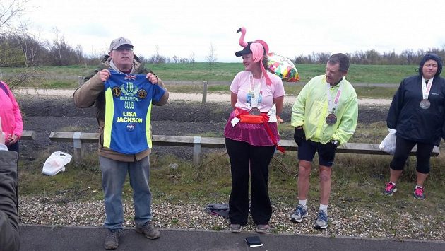 Lisa Jackson se právě stává členkou prestižního 100 Marathon Club. (2016) Lisa Jackson se právě stává členkou prestižního 100 Marathon Club. (2016)