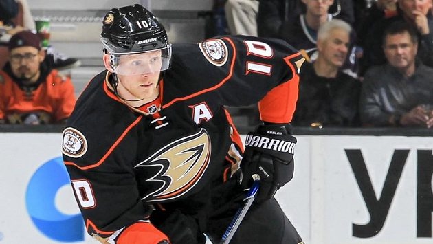 Tým Anaheim Ducks se rozloučil s jednou z největších osobností klubové historie Coreym Perrym. Tým Anaheim Ducks se rozloučil s jednou z největších osobností klubové historie Coreym Perrym.