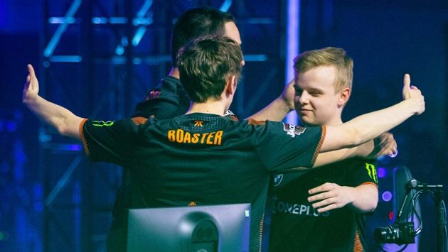 Český hráč Valorantu Martin "Magnum" Peňkov (vpravo) se raduje z výhry s kolegou z organizace Fnatic. Český hráč Valorantu Martin "Magnum" Peňkov (vpravo) se raduje z výhry s kolegou z organizace Fnatic.