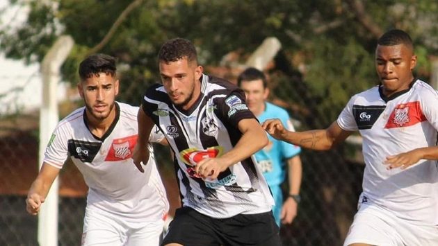 Brazilský fotbalista Kaio Felipe (uprostřed) zemřel po zásahu elektrickým proudem. Archivní foto Brazilský fotbalista Kaio Felipe (uprostřed) zemřel po zásahu elektrickým proudem. Archivní foto