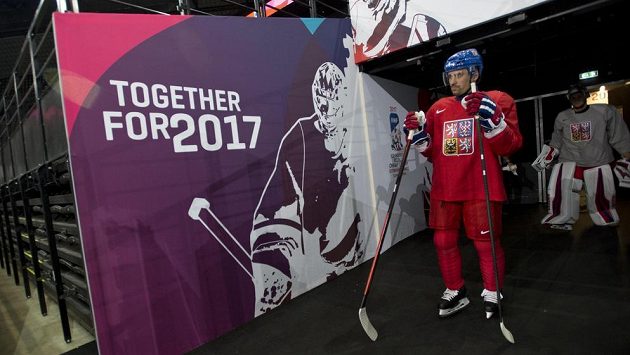 Tomáš Plekanec přichází na trénink v pařížské hale Bercy. Tomáš Plekanec přichází na trénink v pařížské hale Bercy.