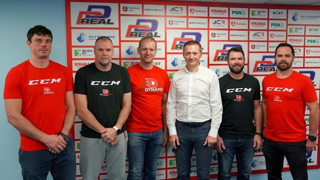 Tohle jsou teď nové Pardubice! Zleva Petr Sýkora, trenér individuálních dovedností a skaut, hlavní trenér Richard Král, sportovní ředitel Dušan Salfický, majitel Petr Dědek, asistent trenéra David Havíř a týmový manažer Tomáš Rolinek. Tohle jsou teď nové Pardubice! Zleva Petr Sýkora, trenér individuálních dovedností a skaut, hlavní trenér Richard Král, sportovní ředitel Dušan Salfický, majitel Petr Dědek, asistent trenéra David Havíř a týmový manažer Tomáš Rolinek.