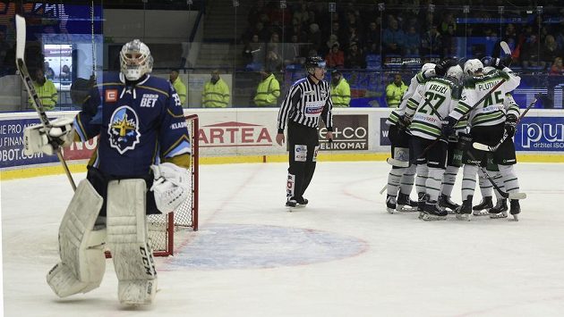 Hráči Karlových Varů se radují z gólu. Vlevo je brankář Kladna Lukáš Cikánek. Hráči Karlových Varů se radují z gólu. Vlevo je brankář Kladna Lukáš Cikánek.