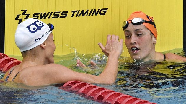 Anika Apostalonová (vpravo) a Simona Baumrtová při mistrovství ČR. Anika Apostalonová (vpravo) a Simona Baumrtová při mistrovství ČR.