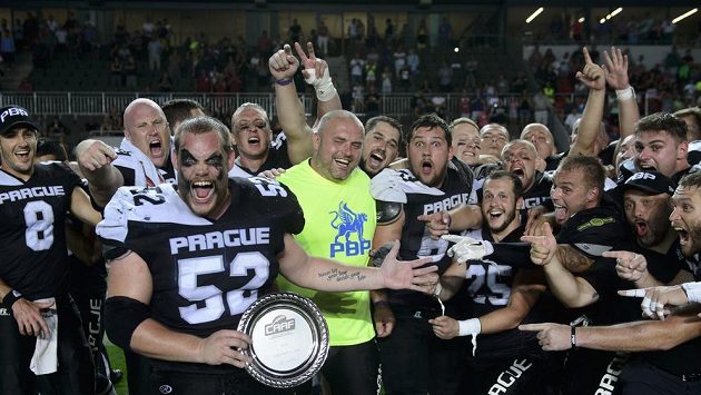 Tým Prague Black Panthers slaví vítězství v lize. Tým Prague Black Panthers slaví vítězství v lize.