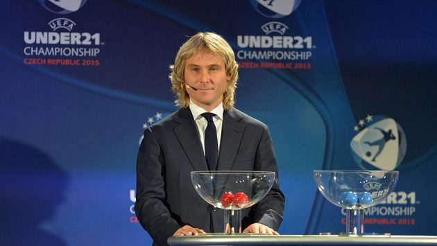 Pavel Nedvěd vylosoval českým fotbalistům do skupiny Německo, Dánsko a Srbsko. Pavel Nedvěd vylosoval českým fotbalistům do skupiny Německo, Dánsko a Srbsko.