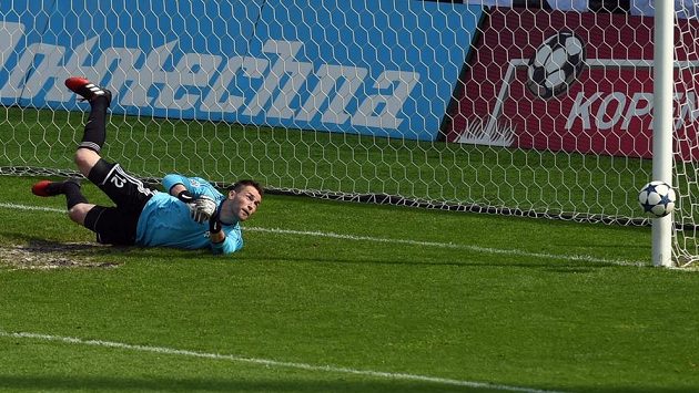 Brankář Karviné Martin Berkovec vytahuje balón mimo tyče v duelu s Ostravou. Brankář Karviné Martin Berkovec vytahuje balón mimo tyče v duelu s Ostravou.