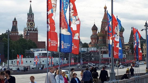 Kreml a chrám Vasila Blaženého v Moskvě. I v okolí památek poznáte, že se blíží mistrovství světa. Kreml a chrám Vasila Blaženého v Moskvě. I v okolí památek poznáte, že se blíží mistrovství světa.