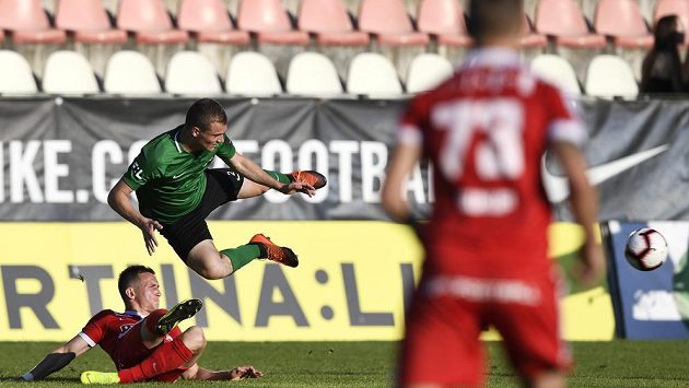 Matěj Polidar z 1. FK Příbram letí vzduchem po souboji s brněnským Damiánem Barišem ze Zbrojovky Brno v odvetném utkání baráže o účast v první fotbalové lize. Matěj Polidar z 1. FK Příbram letí vzduchem po souboji s brněnským Damiánem Barišem ze Zbrojovky Brno v odvetném utkání baráže o účast v první fotbalové lize.