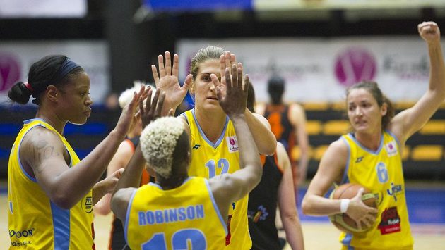 Basketbalistky USK (zleva) Kia Vaughnová, Danielle Robinsonová, Milka Bjelicová a Laia Palauová se radují z vítězství. Basketbalistky USK (zleva) Kia Vaughnová, Danielle Robinsonová, Milka Bjelicová a Laia Palauová se radují z vítězství.