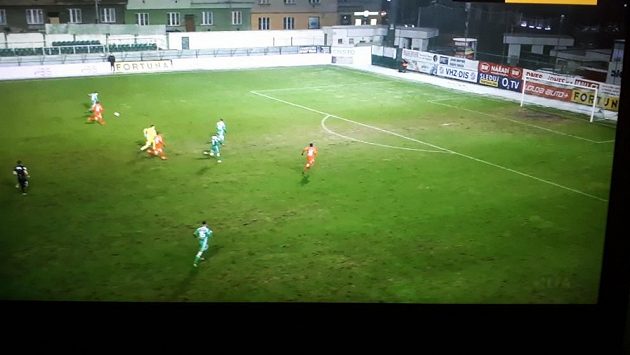 Situace ze závěru duelu zápasu Bohemians 1905 - Brno, kdy se několik domácích hráčů hnalo na prázdnou bránu Zbrojovky. Vystavili se však do ofsajdu. Situace ze závěru duelu zápasu Bohemians 1905 - Brno, kdy se několik domácích hráčů hnalo na prázdnou bránu Zbrojovky. Vystavili se však do ofsajdu.