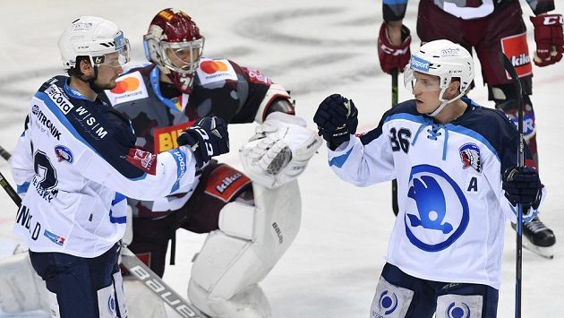 Autor gólu Tomáš Mertl (vpravo) a Denis Kindl z Plzně. Autor gólu Tomáš Mertl (vpravo) a Denis Kindl z Plzně.