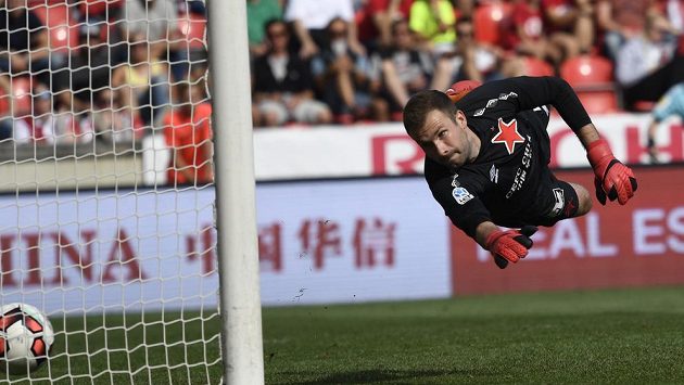 Brankář Slavie Ondřej Kolář se marně natahuje po balónu v duelu s Jabloncem. Brankář Slavie Ondřej Kolář se marně natahuje po balónu v duelu s Jabloncem.