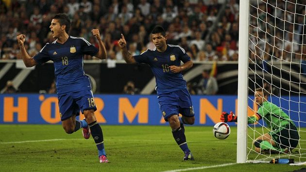 Argentinský záložník Erik Lamela (vlevo) se raduje s útočníkem Agüerem z gólu proti Německu. Argentinský záložník Erik Lamela (vlevo) se raduje s útočníkem Agüerem z gólu proti Německu.