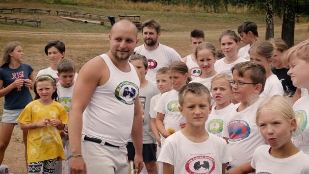 Trenér capoeiry Lukáš Novák se svými svěřenci. Trenér capoeiry Lukáš Novák se svými svěřenci.
