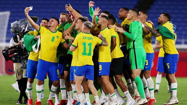 Zlatá radost. Brazilští fotbalisté obhájili zlaté olympijské medaile. Ve finále turnaje na hrách v Tokiu porazili Španělsko 2:1 po prodloužení gólem střídajícího Malcoma ze 109. minuty. Zlatá radost. Brazilští fotbalisté obhájili zlaté olympijské medaile. Ve finále turnaje na hrách v Tokiu porazili Španělsko 2:1 po prodloužení gólem střídajícího Malcoma ze 109. minuty.