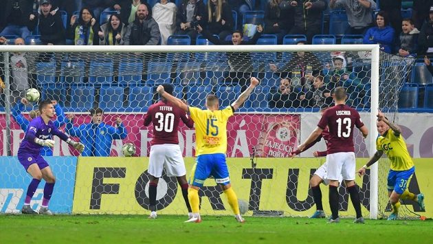 Teplický Jakub Řezníček (vpravo) zařizuje vyrovnání v duelu se Spartou. Teplický Jakub Řezníček (vpravo) zařizuje vyrovnání v duelu se Spartou.