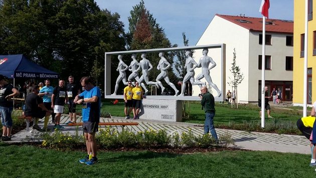 Každé správné Běchovice začínají fotkou u pamětní skulptury v Parku běžců. Každé správné Běchovice začínají fotkou u pamětní skulptury v Parku běžců.