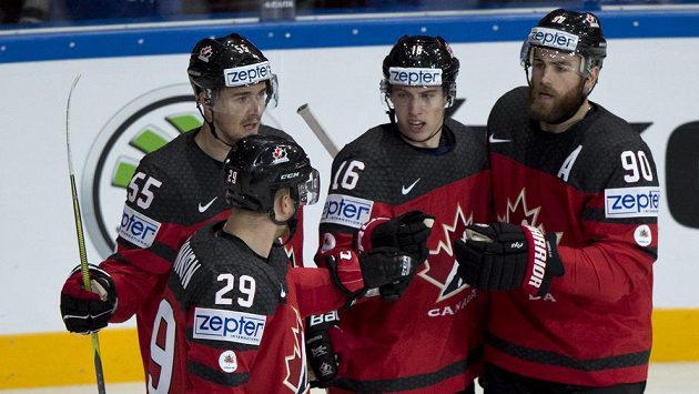 Kanadští hráči (zleva) Mark Scheifele, Nate Mackinnon, Mitch Marner a Ryan O’Reilly z Kanady se radují z gólu. Kanadští hráči (zleva) Mark Scheifele, Nate Mackinnon, Mitch Marner a Ryan O’Reilly z Kanady se radují z gólu.