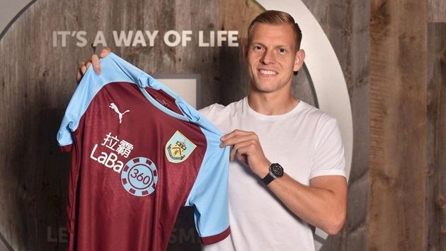 Útočník Matěj Vydra si zahraje Premier League. Nejlepší střelec minulého ročníku druhé anglické fotbalové ligy přestoupil z Derby do Burnley. Útočník Matěj Vydra si zahraje Premier League. Nejlepší střelec minulého ročníku druhé anglické fotbalové ligy přestoupil z Derby do Burnley.