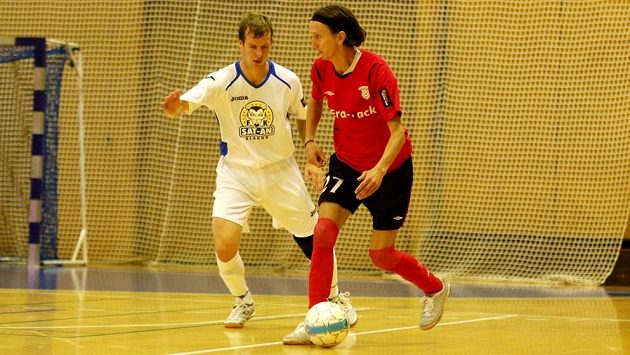Futsalista Michal Mareš (vpravo). Futsalista Michal Mareš (vpravo).