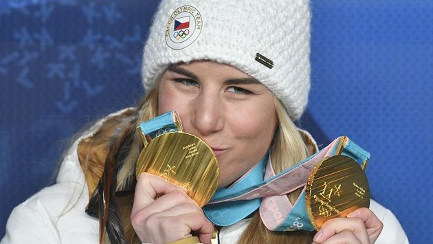 Česká reprezentantka Ester Ledecká s medailemi. Česká reprezentantka Ester Ledecká s medailemi.