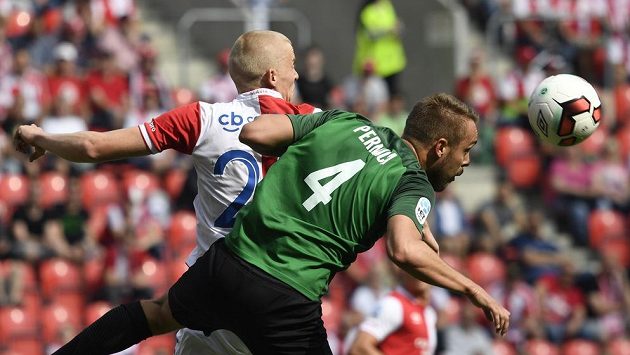 Obránce Luděk Pernica z Jablonce hlavičkuje balón od Michala Frydrycha ze Slavie. Obránce Luděk Pernica z Jablonce hlavičkuje balón od Michala Frydrycha ze Slavie.