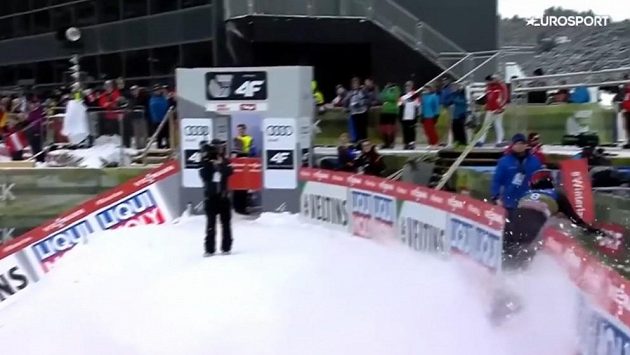 Sabiržan Muminov při tréninku Turné čtyř můstků v Innsbrucku kuriózně havaroval. Sabiržan Muminov při tréninku Turné čtyř můstků v Innsbrucku kuriózně havaroval.
