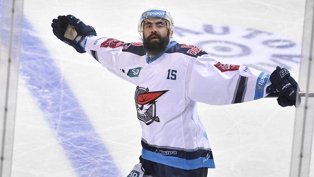 Roman Chlouba z Chomutova se raduje z vítězného gólu proti Spartě. Roman Chlouba z Chomutova se raduje z vítězného gólu proti Spartě.