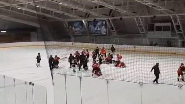 Rvačka hokejistů Partizanu s Crvenou Zvezdou Rvačka hokejistů Partizanu s Crvenou Zvezdou