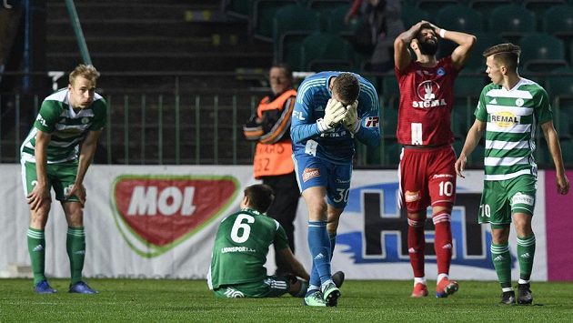 Zklamaní fotbalisté Olomouce po porážce ve čtvrtfinále MOL Cupu na hřišti Bohemians. Zklamaní fotbalisté Olomouce po porážce ve čtvrtfinále MOL Cupu na hřišti Bohemians.