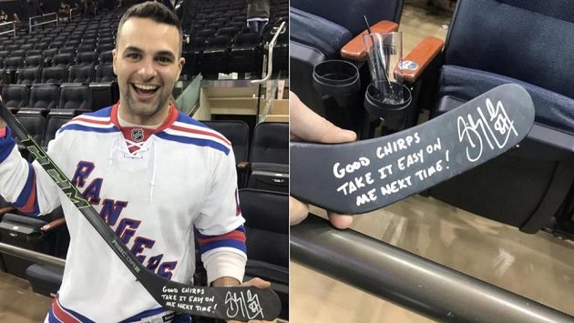 Fanoušek NY Rangers Nick Lipeika s hokejkou od kapitána Pittsburghu Sidneyho Crosbyho. Fanoušek NY Rangers Nick Lipeika s hokejkou od kapitána Pittsburghu Sidneyho Crosbyho.