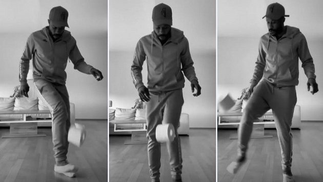 Tisíce lidí se na sociálních sítích zapojují do nové výzvy „Stay At Home Challenge“, fotbalista pražské Sparty Guélor Kanga předvedl netradiční žonglování s ruličkou. Zdroj: Instagram Guélor Kanga Tisíce lidí se na sociálních sítích zapojují do nové výzvy „Stay At Home Challenge“, fotbalista pražské Sparty Guélor Kanga předvedl netradiční žonglování s ruličkou. Zdroj: Instagram Guélor Kanga