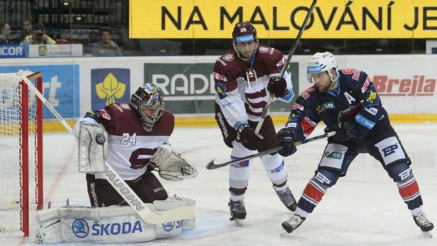 Na brankáře Tomáše Pöpperleho nevyzrál ani Štěpán Hřebejk, uprostřed sparťan Juraj Mikuš. Na brankáře Tomáše Pöpperleho nevyzrál ani Štěpán Hřebejk, uprostřed sparťan Juraj Mikuš.
