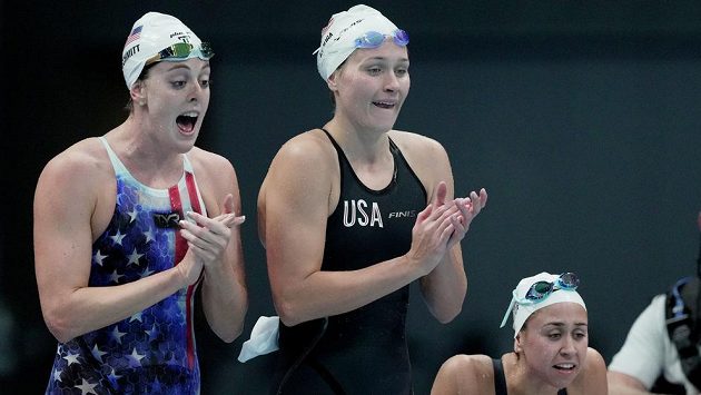 Americké plavkyně (zleva) Olivia Smoligaová, Catie Deloofová a Allison Schmittová povzbuzují týmovou kolegyni Natalii Hindsovou během rozplavby štafet na 4x100 metrů. Americké plavkyně (zleva) Olivia Smoligaová, Catie Deloofová a Allison Schmittová povzbuzují týmovou kolegyni Natalii Hindsovou během rozplavby štafet na 4x100 metrů.