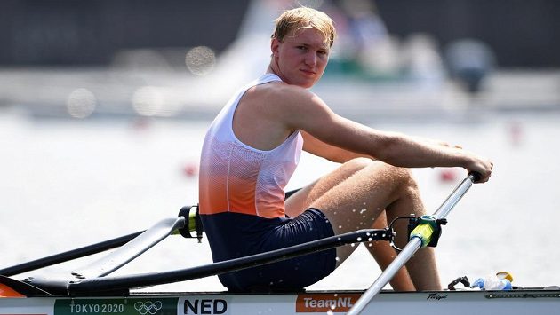 Skifař Finn Florijn z Nizozemska před rozjížďkou. Po ní už odstoupil kvůli nákaze. Skifař Finn Florijn z Nizozemska před rozjížďkou. Po ní už odstoupil kvůli nákaze.