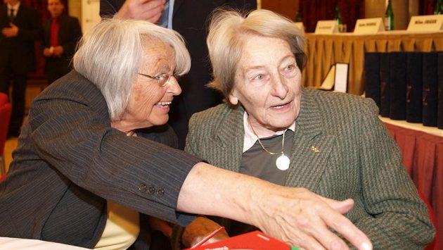 Olga Fikotová-Connolly (vlevo) při setkání s Danou Zátopkovou v roce 2008. Olga Fikotová-Connolly (vlevo) při setkání s Danou Zátopkovou v roce 2008.