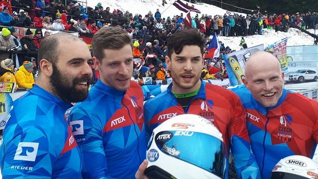 Posádka českého čtyřbobu (zleva Dominik Suchý, Dominik Dvořák, Jakub Nosek a Jan Šindelář) měla na MS v německém Altebergu důvod k úsměvu. Šestým místem vybojovala nejlepší české umístění v historii světových šampionátů. Posádka českého čtyřbobu (zleva Dominik Suchý, Dominik Dvořák, Jakub Nosek a Jan Šindelář) měla na MS v německém Altebergu důvod k úsměvu. Šestým místem vybojovala nejlepší české umístění v historii světových šampionátů.
