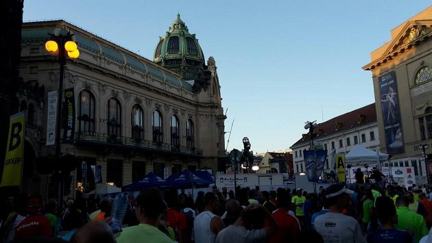 V sobotu večer ožilo náměstí Republiky tisícovkami běžců. V sobotu večer ožilo náměstí Republiky tisícovkami běžců.